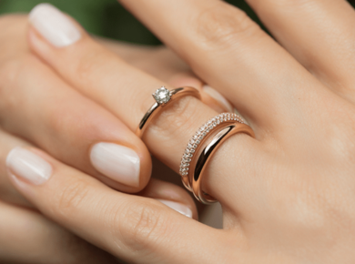 Як носити заручну каблучку та обручку
