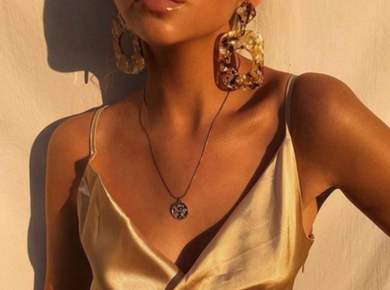 Як підібрати прикрасу до сукні?