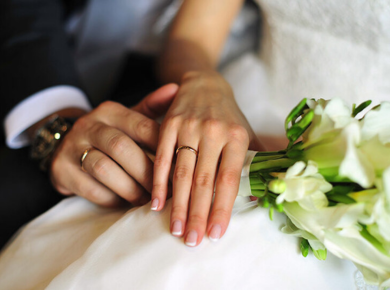 На якій руці носять обручку?