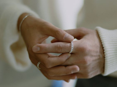 Як непомітно дізнатися розмір пальця, щоб підібрати дівчині каблучку?