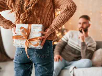 Чи можна дарувати браслет чоловікові: прикмети та рекомендації