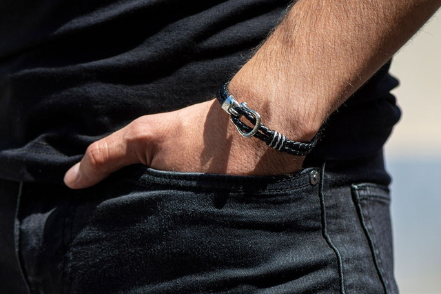 Чи можна дарувати браслет чоловікові: прикмети та рекомендації, фото №3